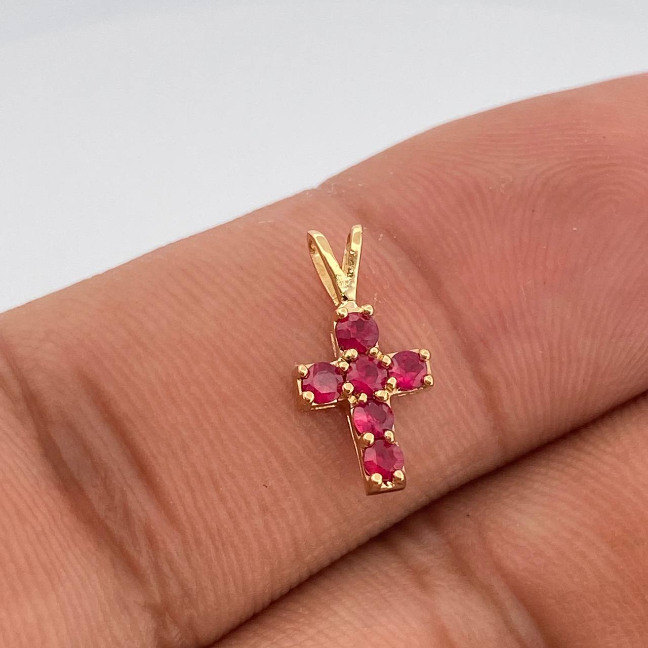 Dije Cruz Rubys 0.5gr / 1/2 in / Oro Amarillo 18K %