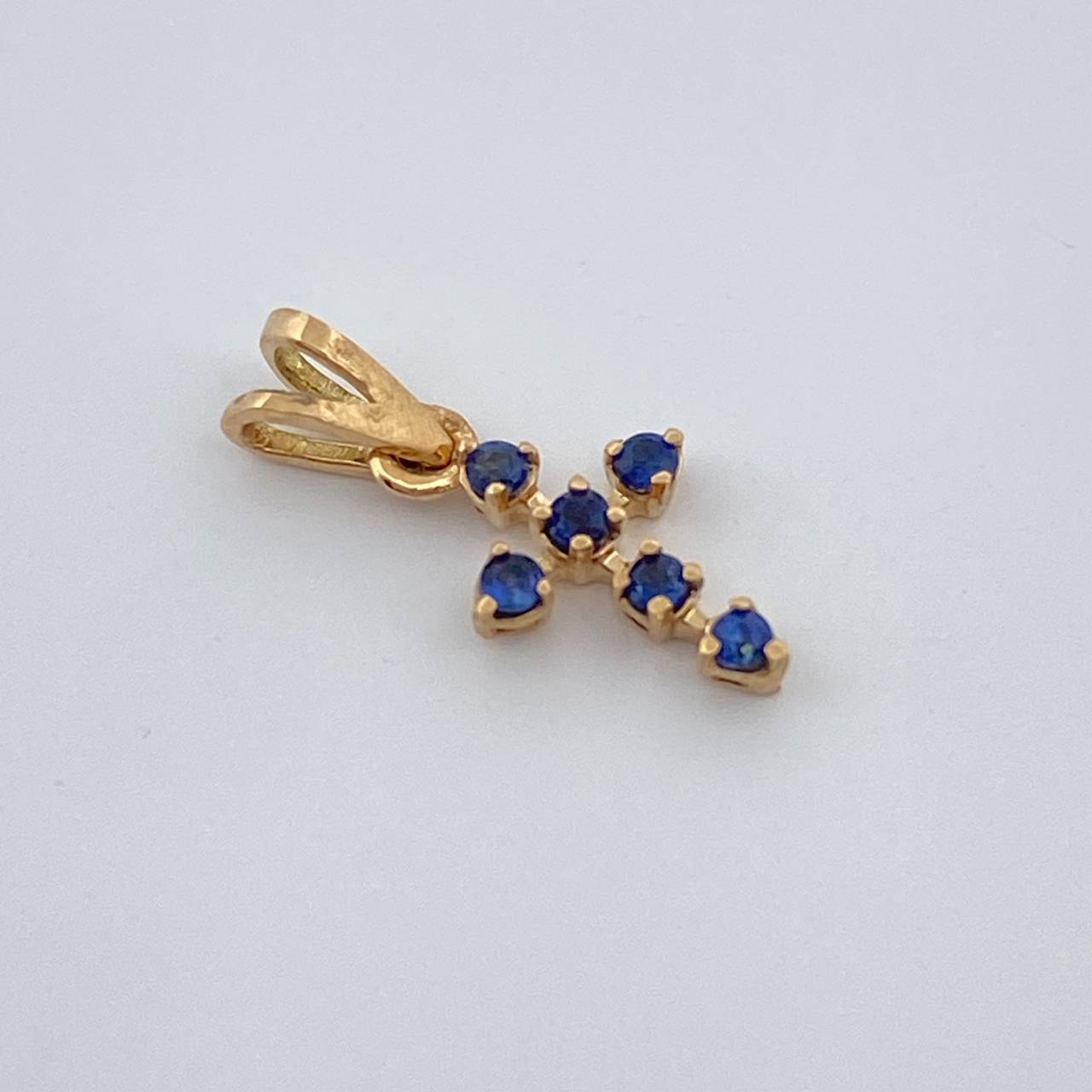 Dije Cruz Zafiros 0.3gr / 1/2 in / Oro Amarillo 18K %