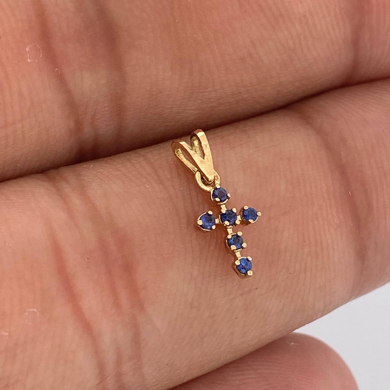 Dije Cruz Zafiros 0.3gr / 1/2 in / Oro Amarillo 18K %