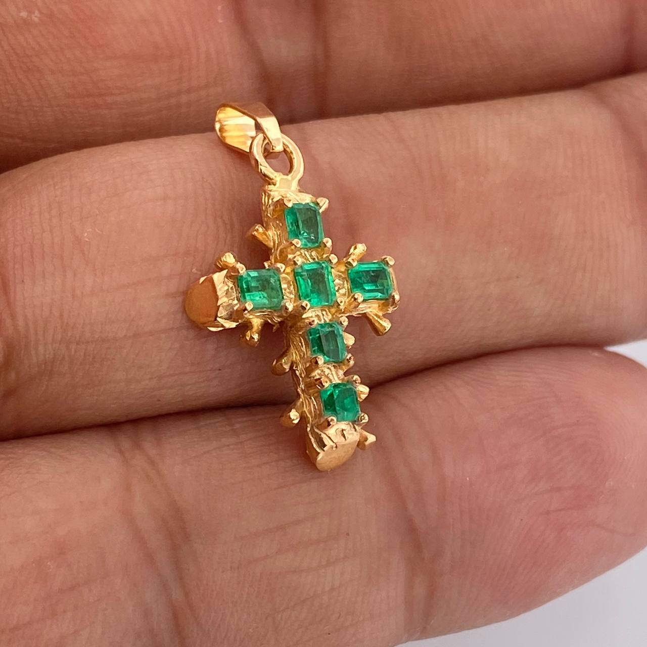 Dije Cruz Barroco Esmeralda 2.85gr / 1 in / Oro Amarillo 18K %