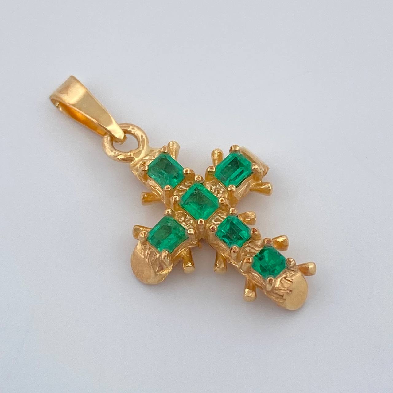 Dije Cruz Barroco Esmeralda 2.85gr / 1 in / Oro Amarillo 18K %