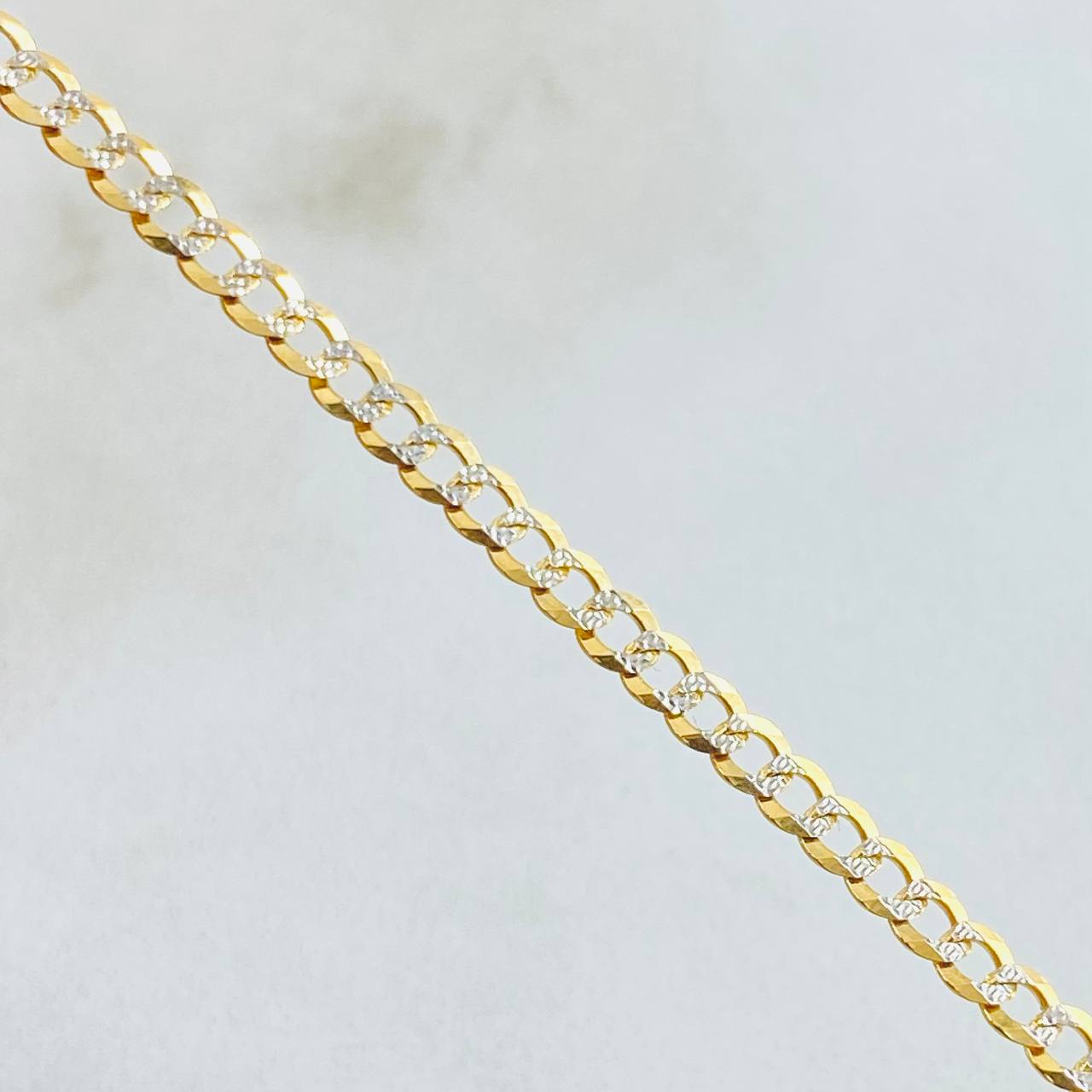 Cadena Cubana 6.2gr / 23 1/2 in / 3mm Dos Oros Amarillo Blanco +1 18K *