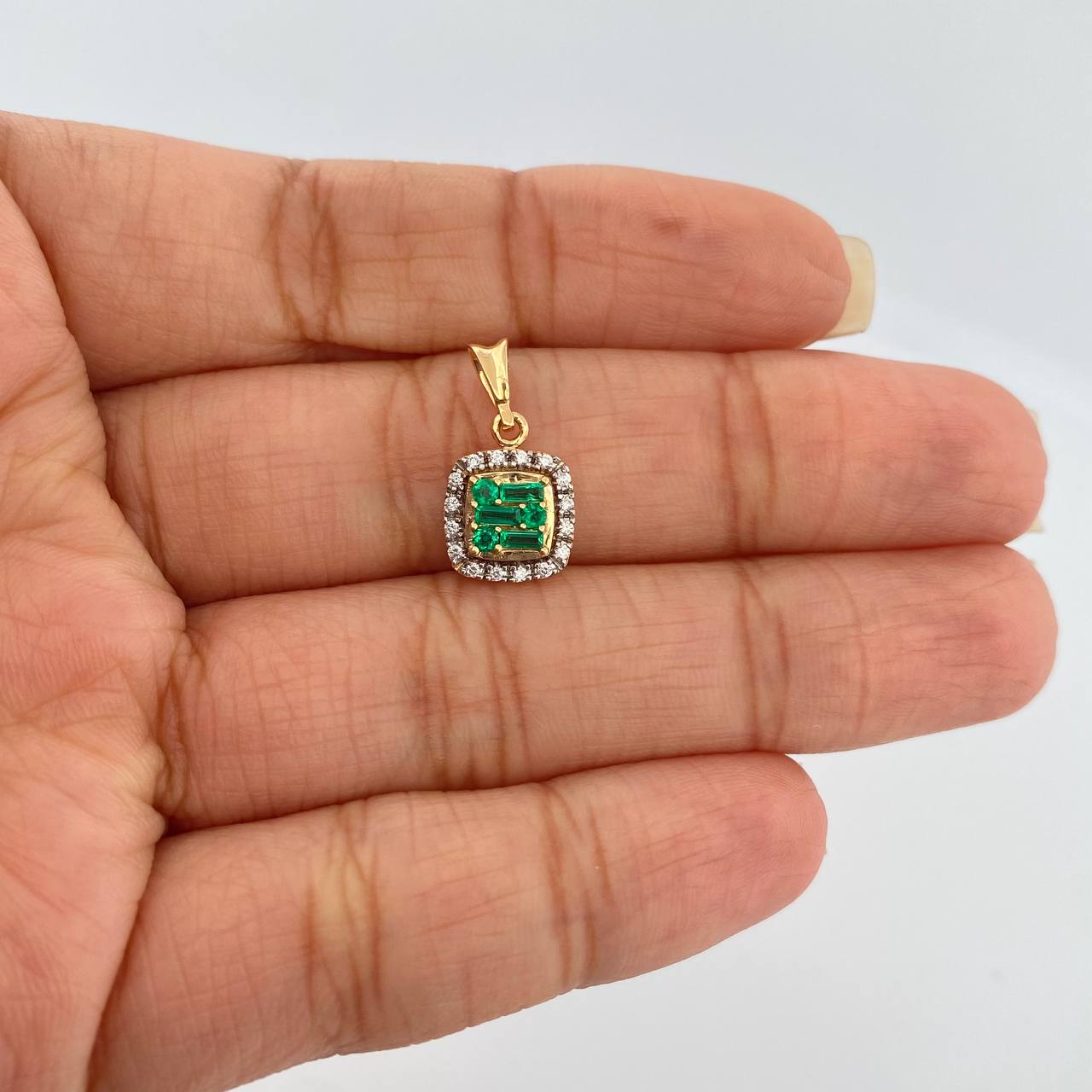 Dije Cuadrado Esmeralda 16 Pts Diamantes 08 Pts 1.4gr / 3/4 in / Oro Amarillo 18K %