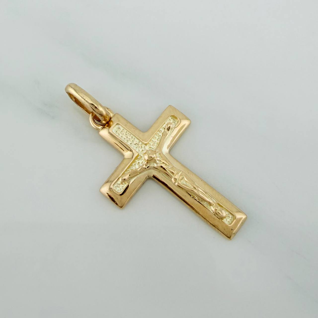 Dije Cruz Cristo 2.9gr / 1 1/2 in / Oro Amarillo 18K $