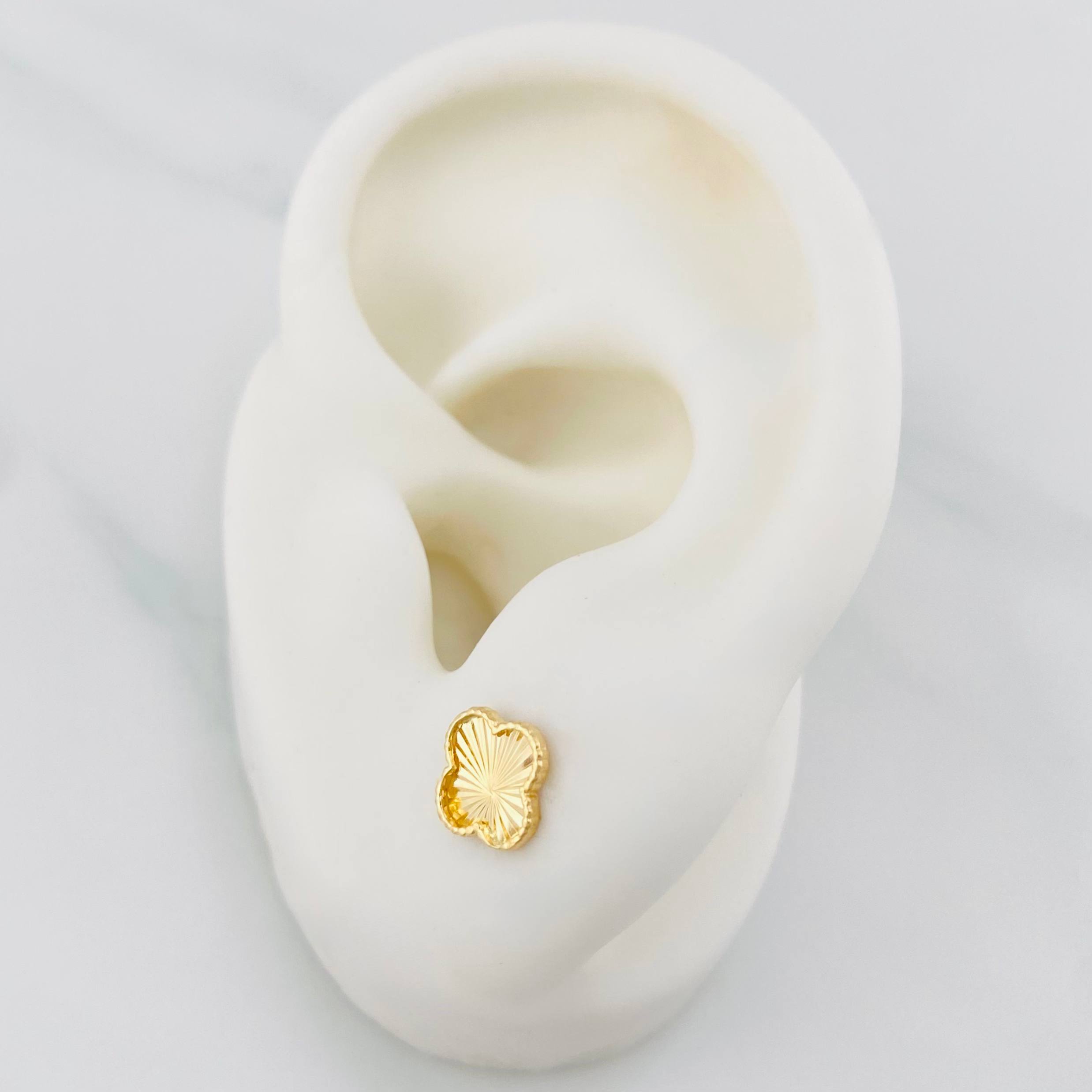 Diamond Cut Clover Stud Earrings 0.9 g / in / 6.66 mm 18K Yellow Gold