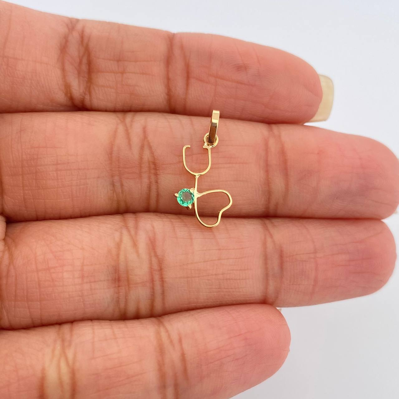 Dije Figura Fonendoscopio Esmeralda 07Pts 0.4gr / 3/4 in / Oro Amarillo 18K %