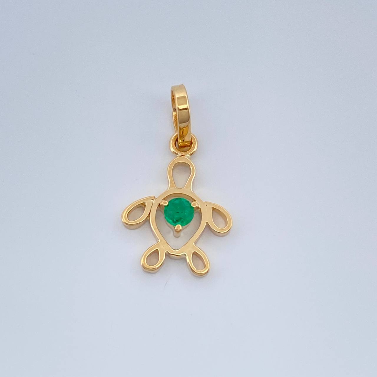 Dije Figura Tortuga Esmeralda 05 Pts 0.5gr / 3/4 in / Oro Amarillo 18K %