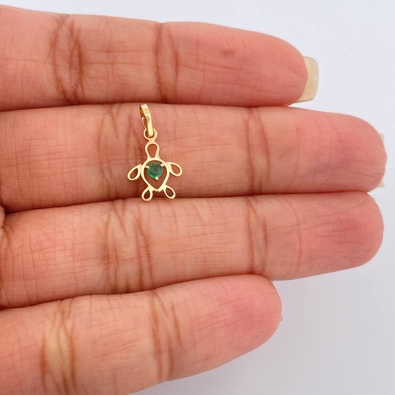 Dije Figura Tortuga Esmeralda 05 Pts 0.5gr / 3/4 in / Oro Amarillo 18K %