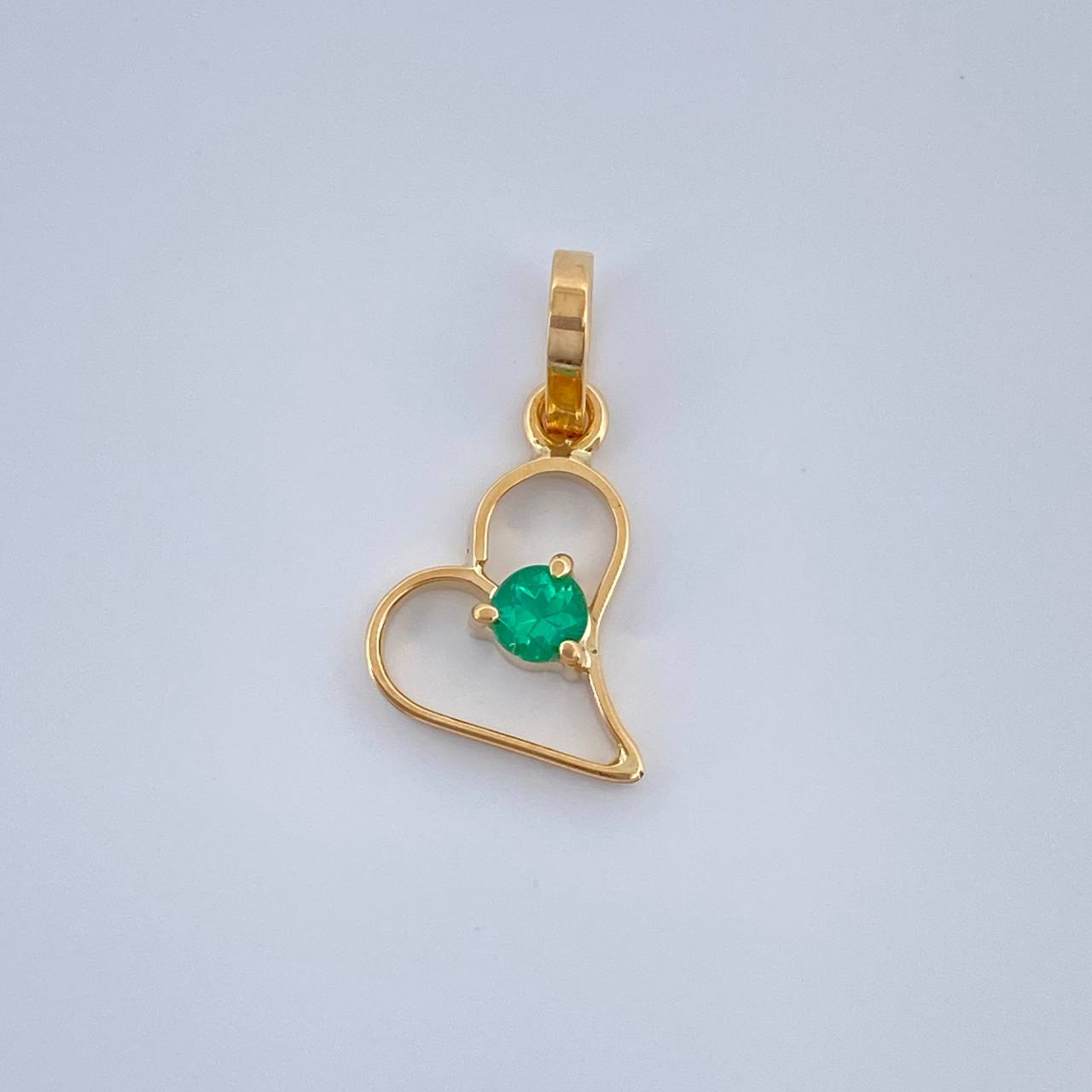 Dije Figura Corazón Esmeralda 0.4gr / 1/2 in / Oro Amarillo 18K %