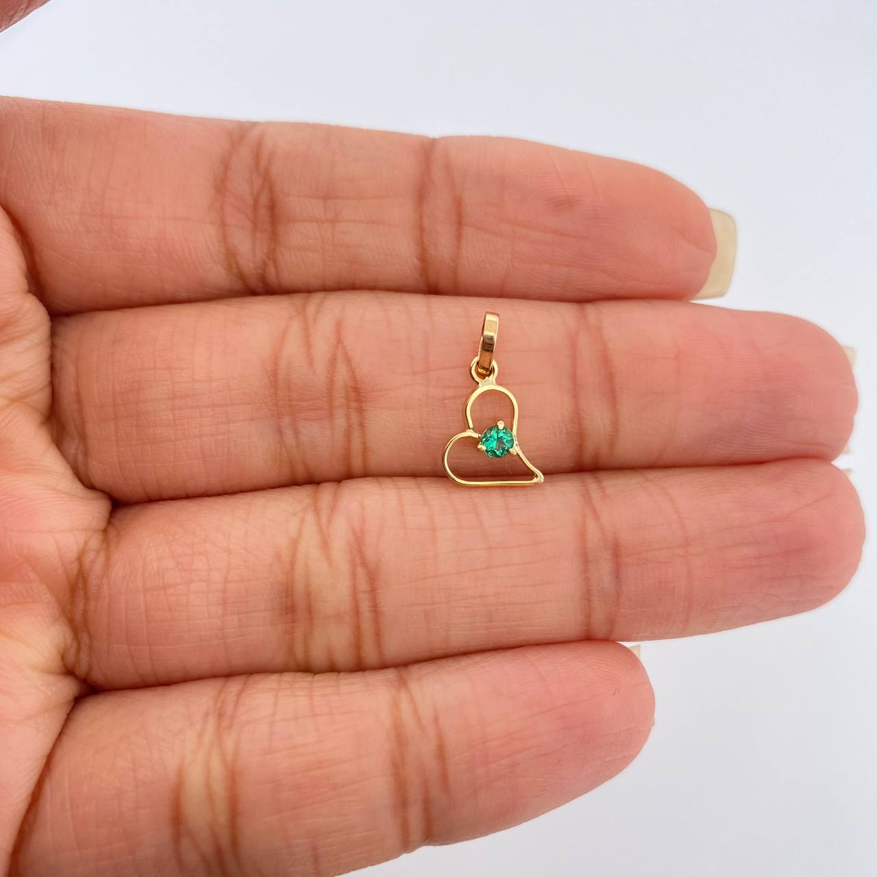 Dije Figura Corazón Esmeralda 0.4gr / 1/2 in / Oro Amarillo 18K %