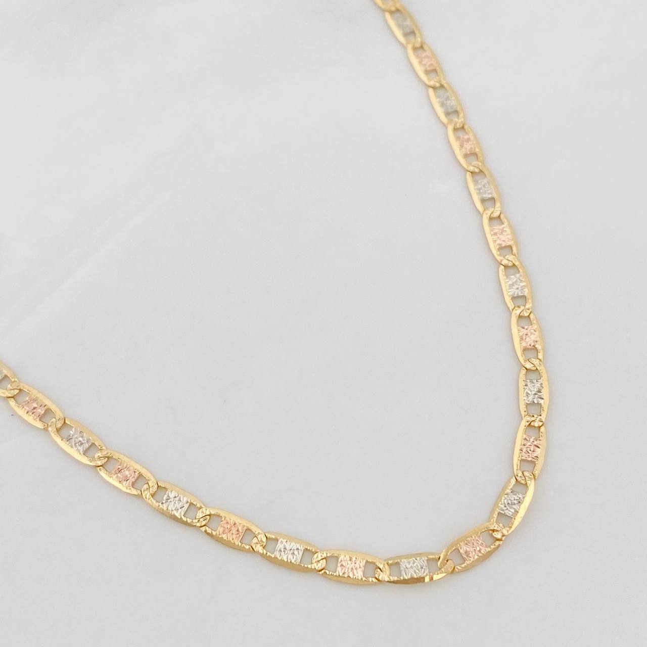 Cadena Escalera Plana 5.2g / 20 in / 2.3mm Tres Oros 18K