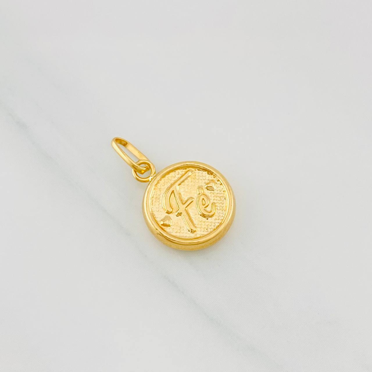 Dije Fe 0.5g / 3/4 in Oro Amarillo 18K
