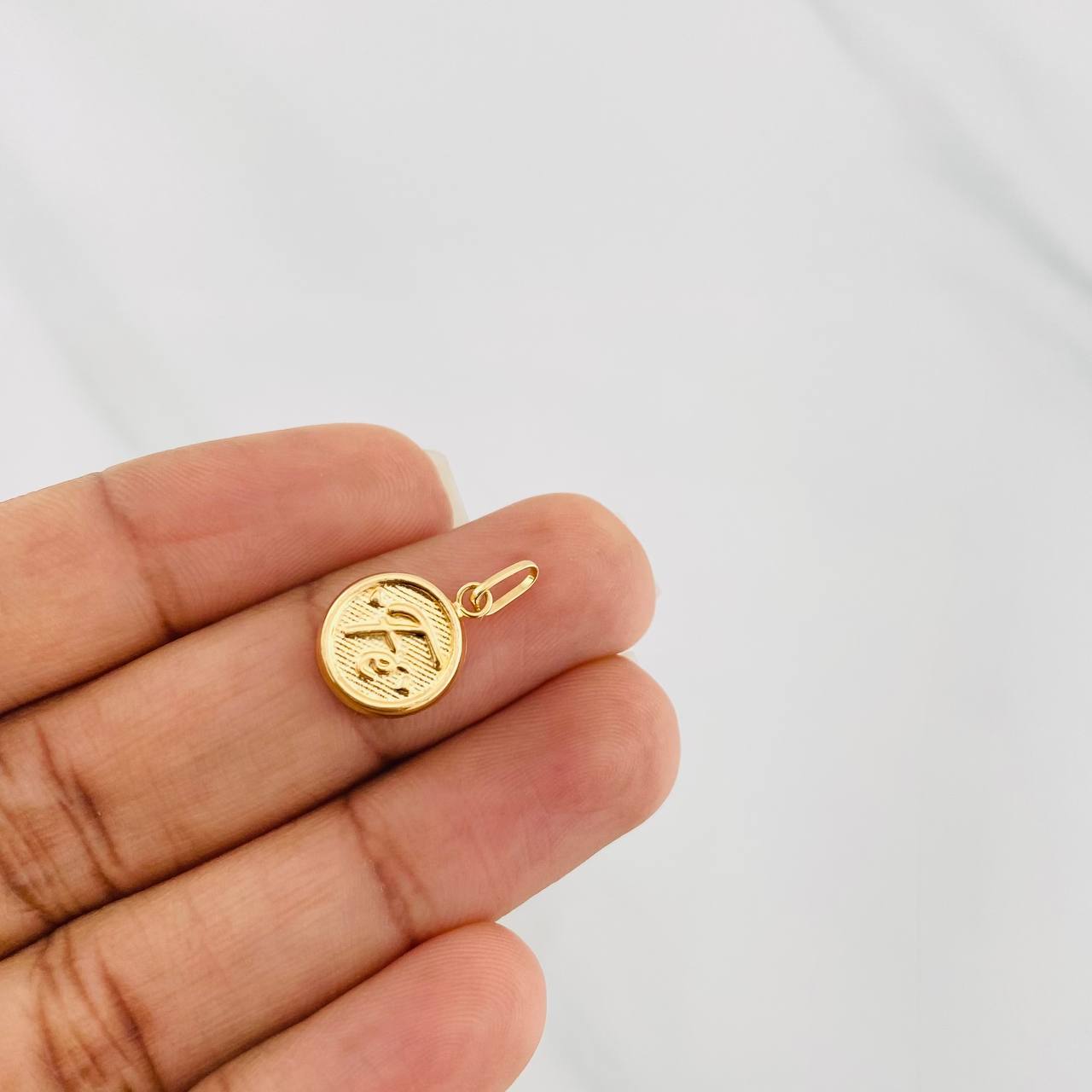 Dije Fe 0.5g / 3/4 in Oro Amarillo 18K