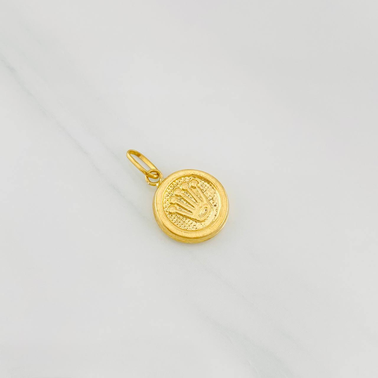 Dije Corona 0.65g / 3/4 in Oro Amarillo 18K