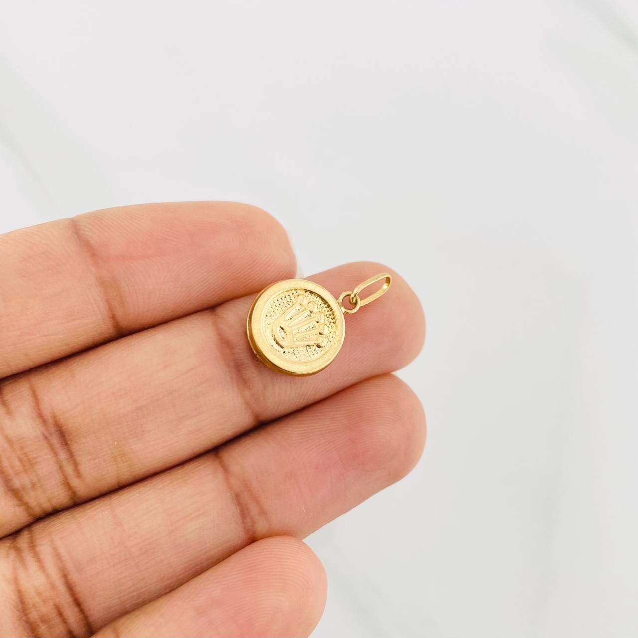 Dije Corona 0.65g / 3/4 in Oro Amarillo 18K