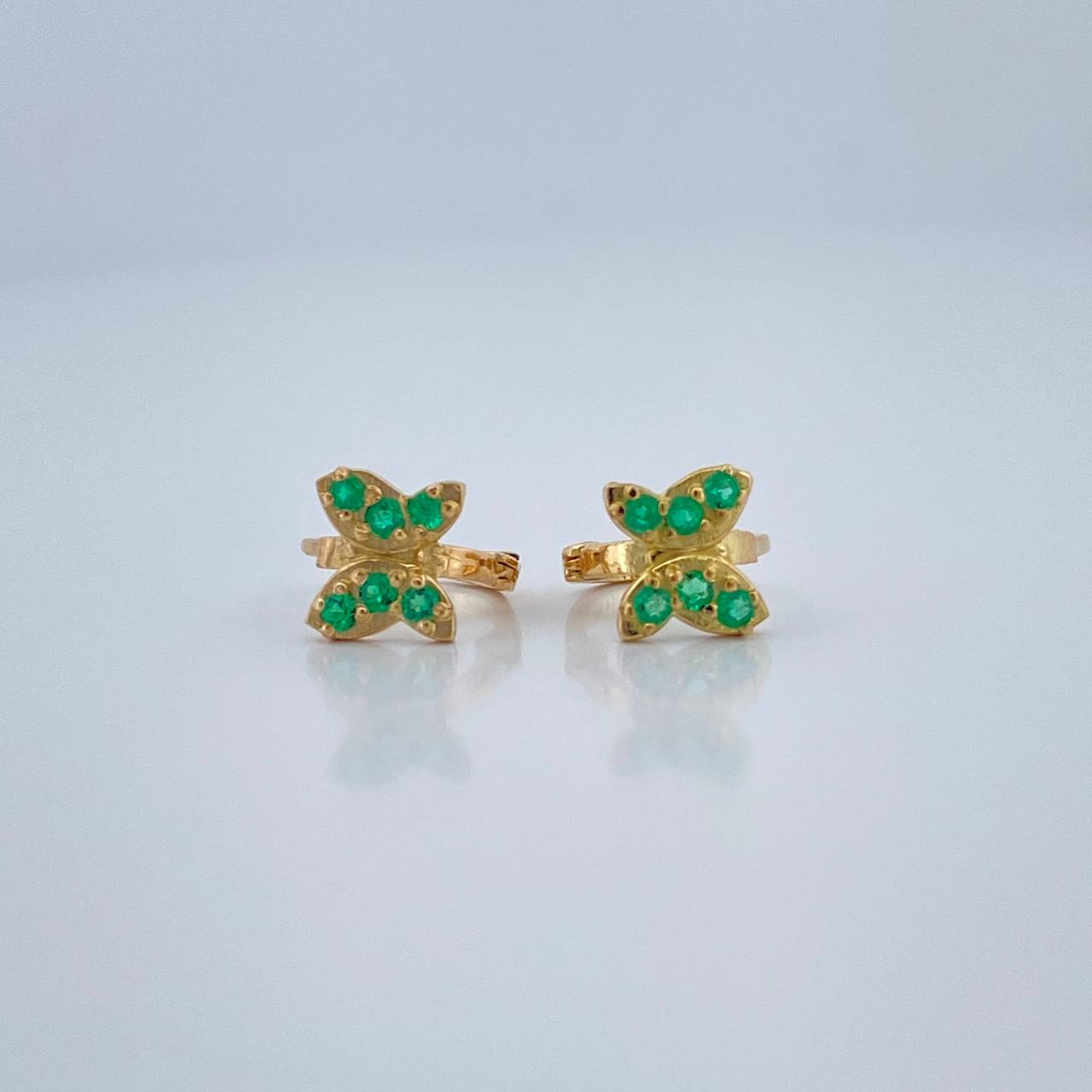 Candongas Mariposa Esmeraldas 1.6gr / 1/2 in / Oro Amarillo 18K %