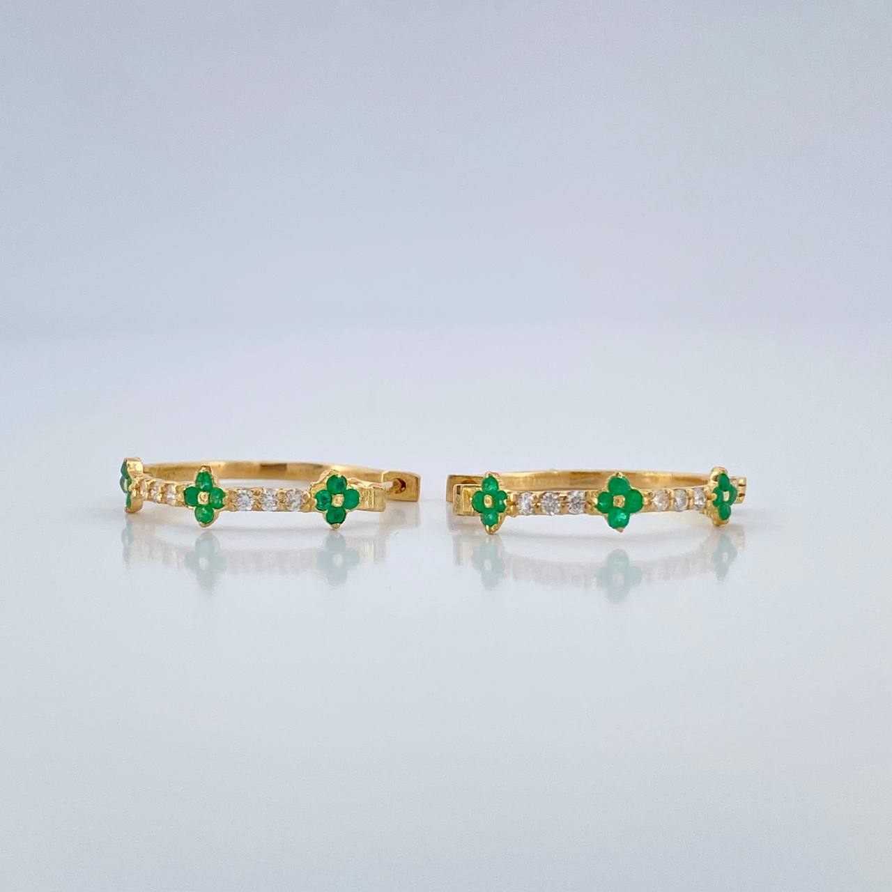 Candongas Trebol Mini Esmeraldas Diamantes 1.85gr / 3/4 in / Oro Amarillo 18K %