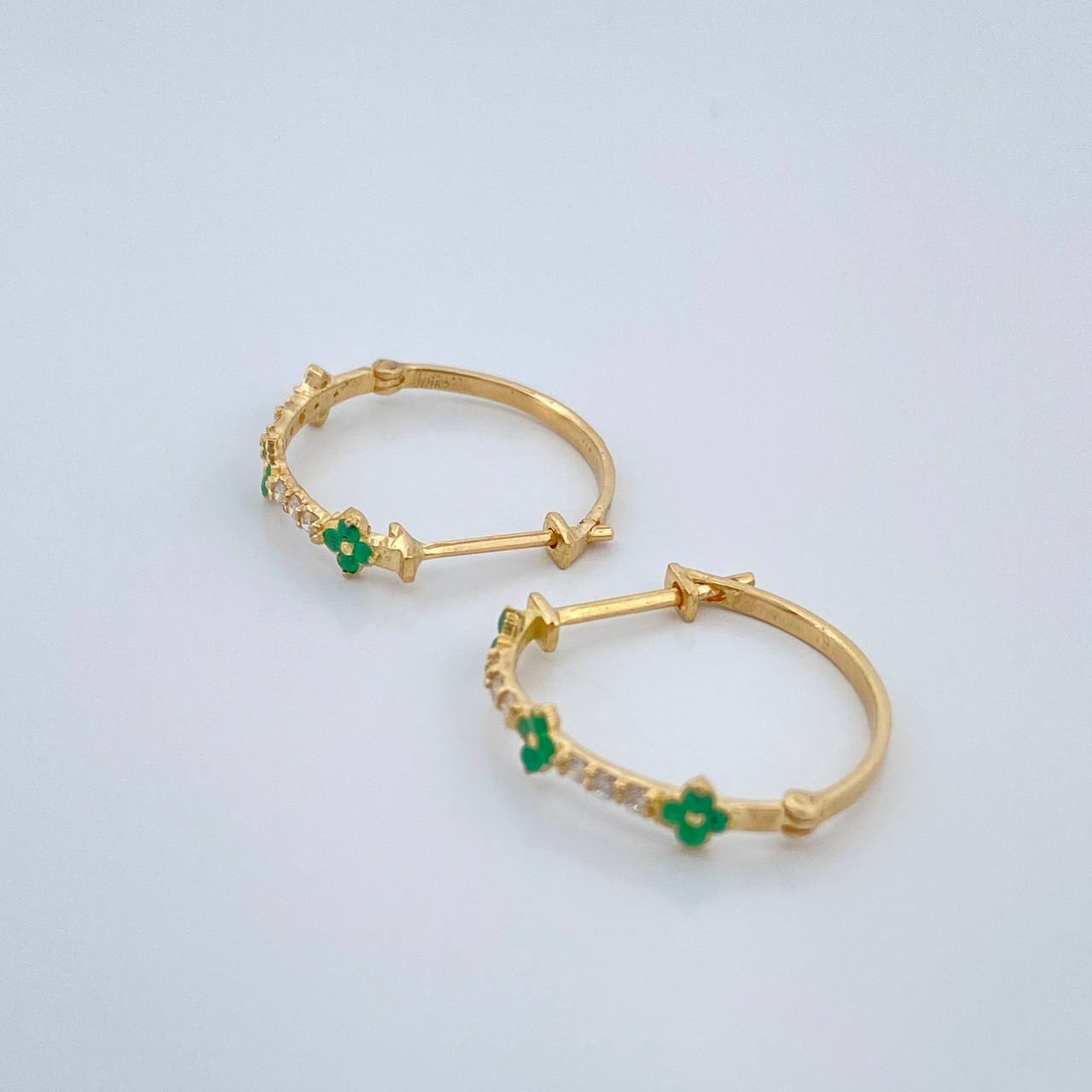 Candongas Trebol Mini Esmeraldas Diamantes 1.85gr / 3/4 in / Oro Amarillo 18K %