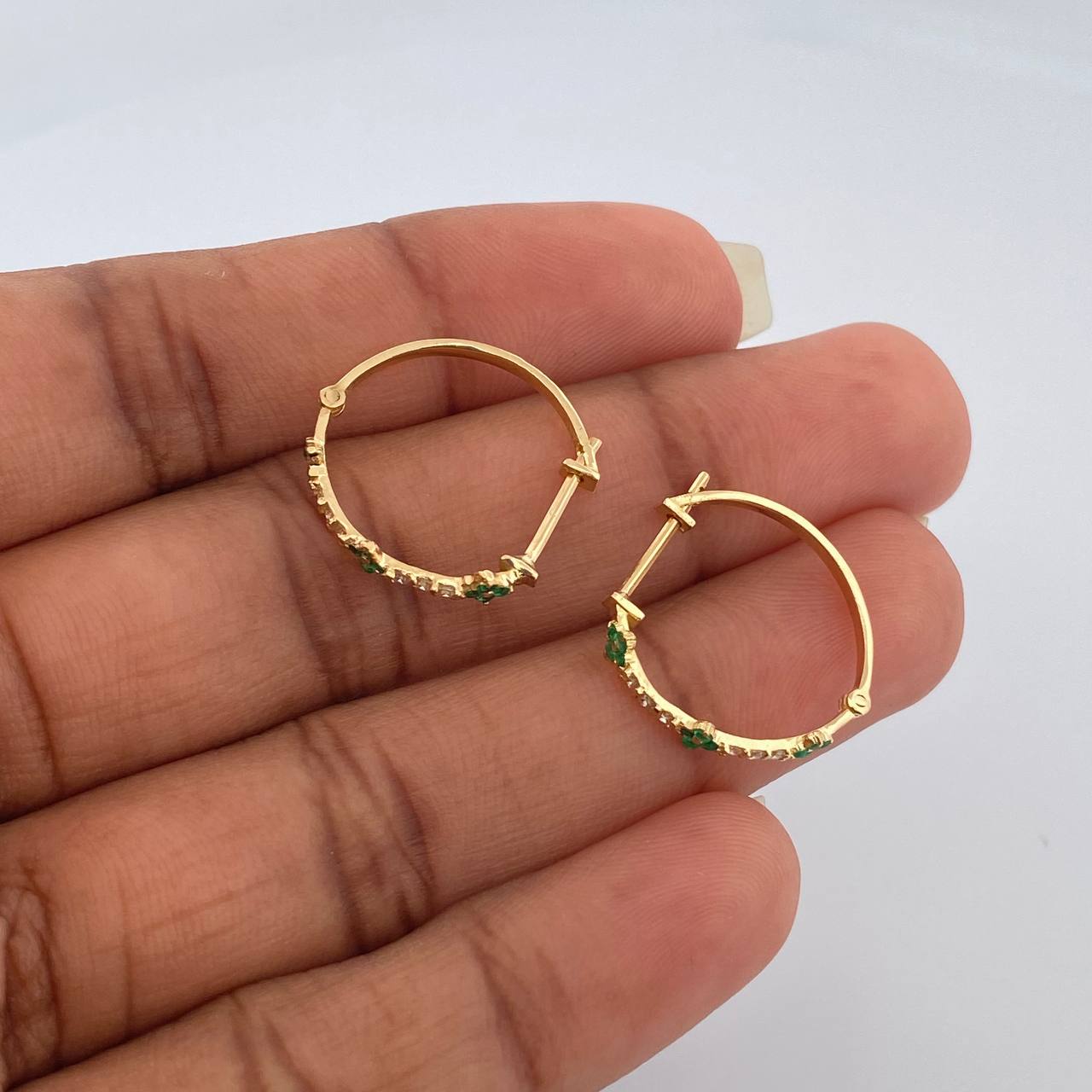 Candongas Trebol Mini Esmeraldas Diamantes 1.85gr / 3/4 in / Oro Amarillo 18K %