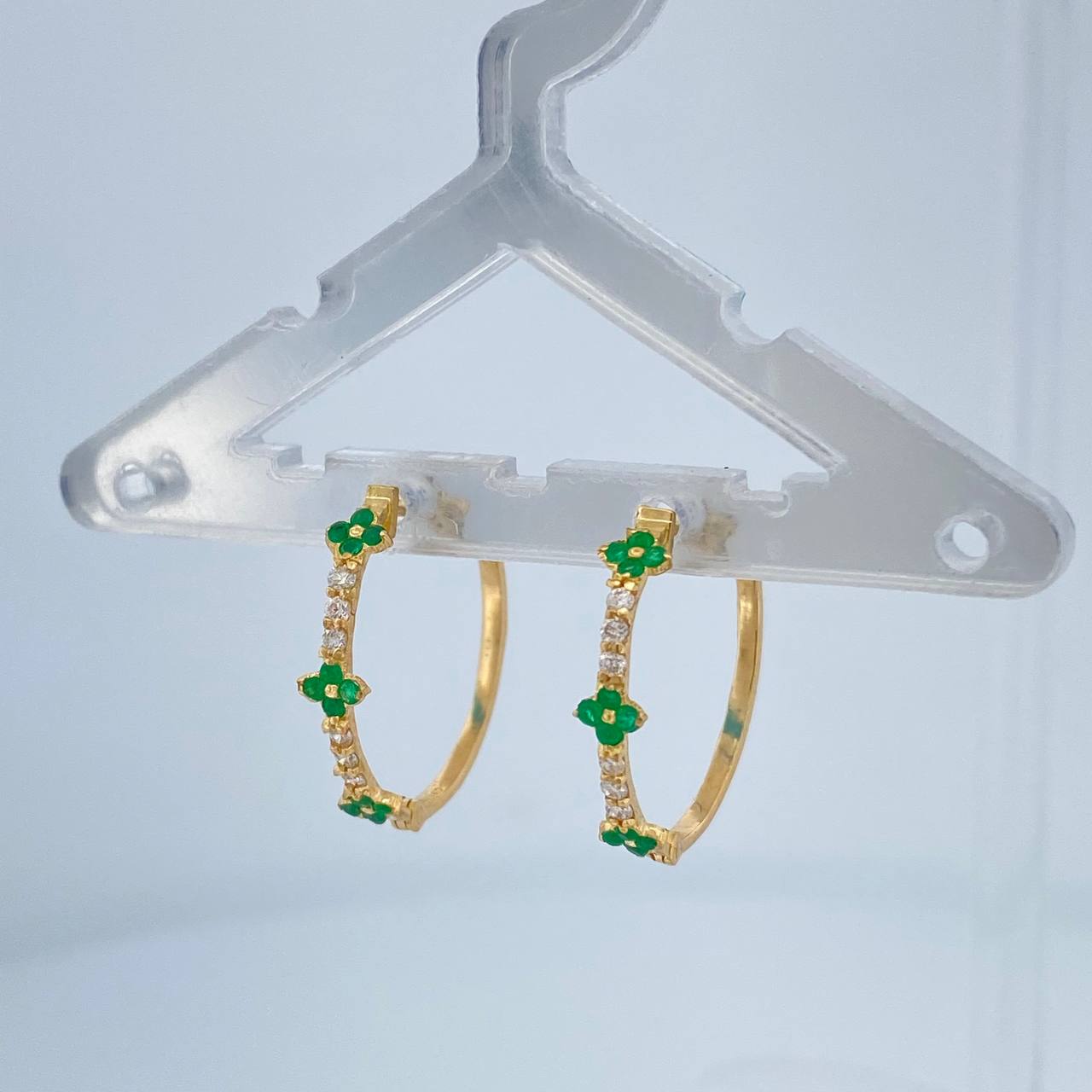 Candongas Trebol Mini Esmeraldas Diamantes 1.85gr / 3/4 in / Oro Amarillo 18K %