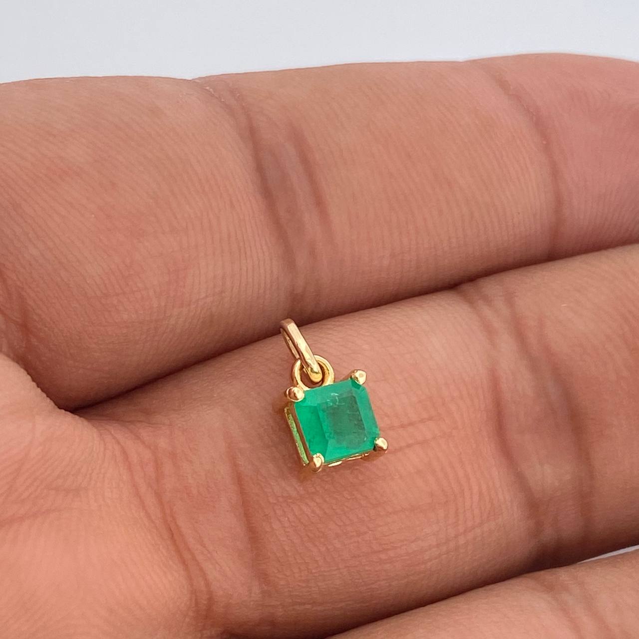 Dije Cuadro Esmeralda 1,00Qts 0.7gr / 1/2 in / Oro Amarillo 18K %