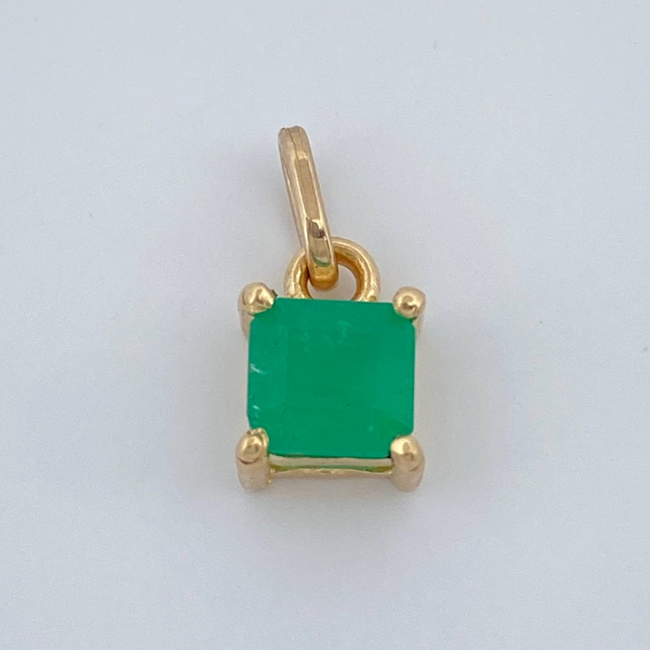 Dije Cuadro Esmeralda 1,00Qts 0.7gr / 1/2 in / Oro Amarillo 18K %