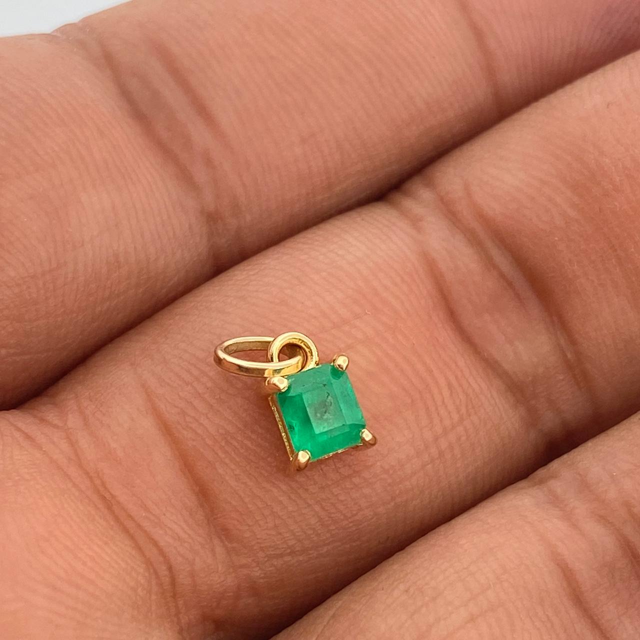 Dije Rectangulo Esmeralda 1,00Qts 0.6gr / 1/2 in / Oro Amarillo 18K %