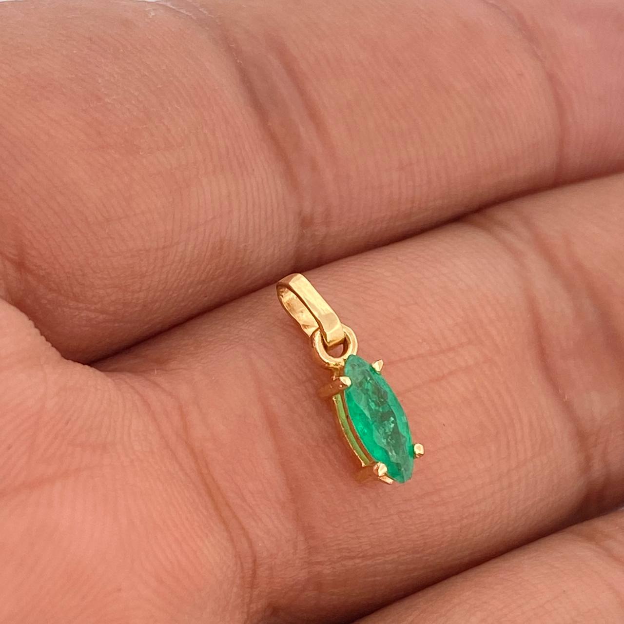 Dije Oval Esmeraldas 55 Pts 0.5gr / 1/2 in / Oro Amarillo 18K %