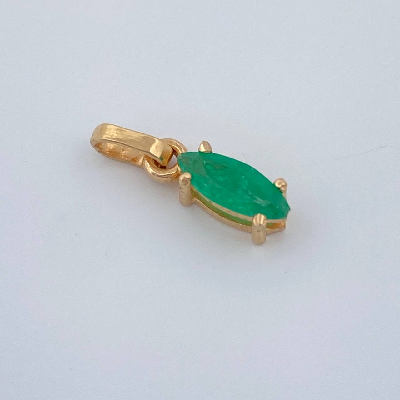 Dije Oval Esmeraldas 55 Pts 0.5gr / 1/2 in / Oro Amarillo 18K %