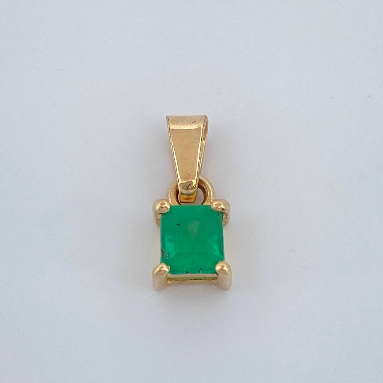 Dije Cuadro Esmeralda 0.7gr / 1/2 in / Oro Amarillo 18K %