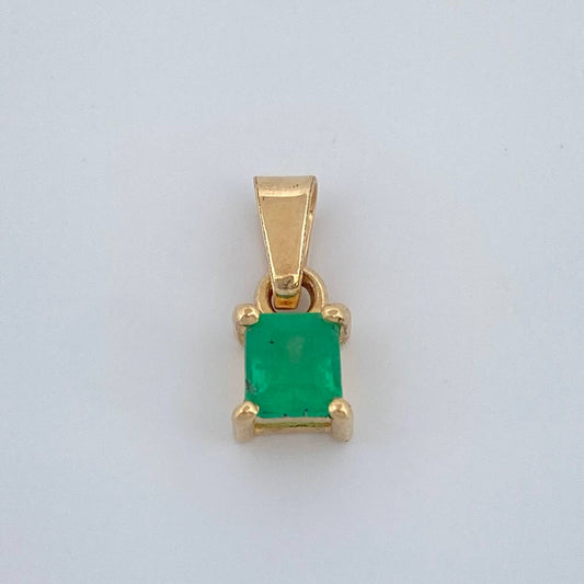 Dije Cuadro Esmeralda 0.7gr / 1/2 in / Oro Amarillo 18K %