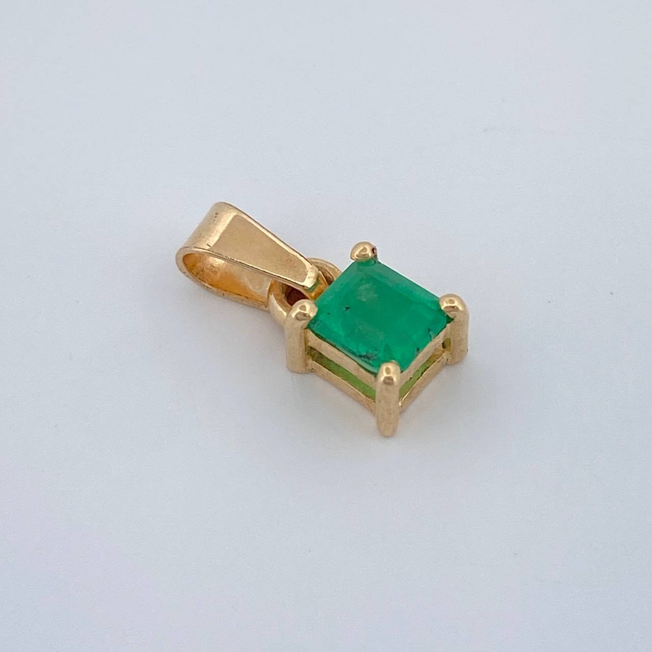 Dije Cuadro Esmeralda 0.7gr / 1/2 in / Oro Amarillo 18K %