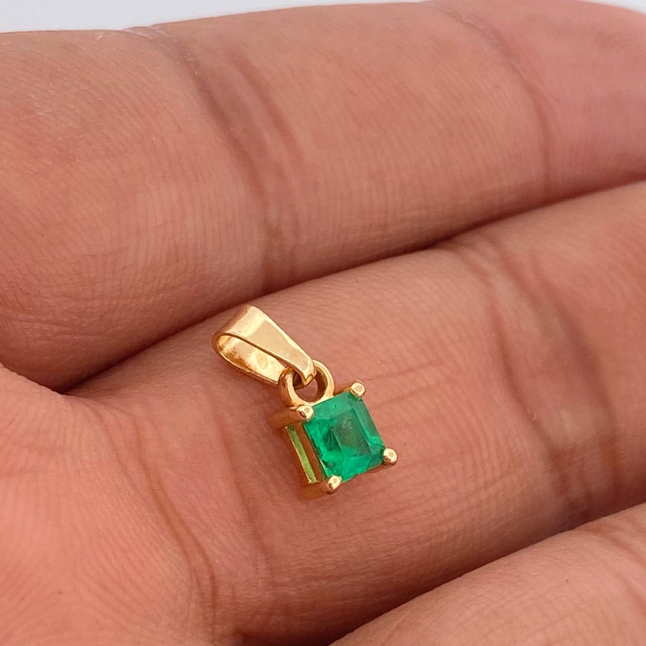 Dije Cuadro Esmeralda 0.7gr / 1/2 in / Oro Amarillo 18K %
