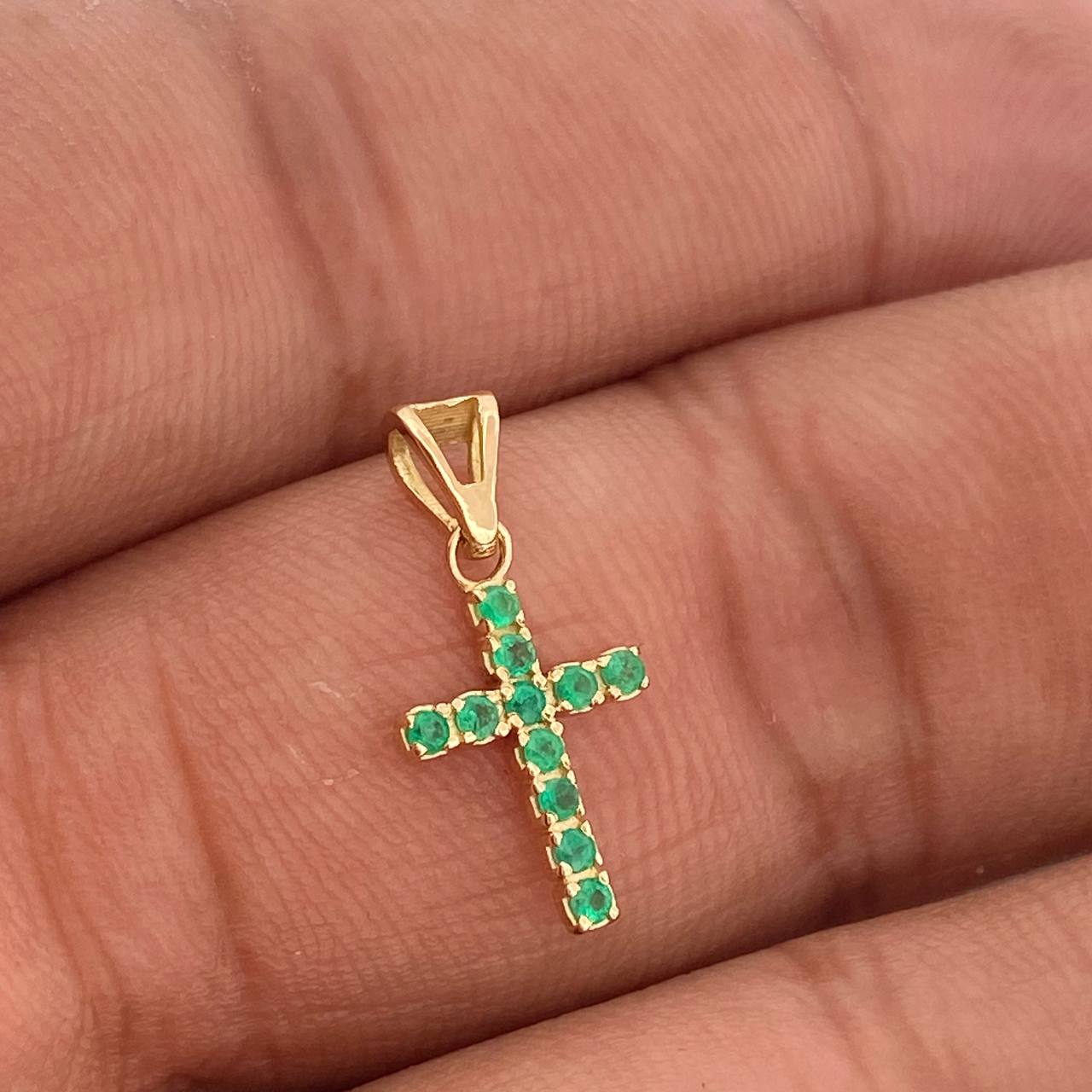 Dije Cruz Esmeraldas 0.6gr / 3/4 in / Oro Amarillo 18K %