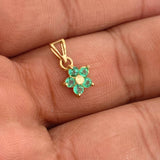 Dije Flor 5 Petalos Esmeraldas 30pts 0.85gr / 1/2 in / Oro Amarillo 18K %