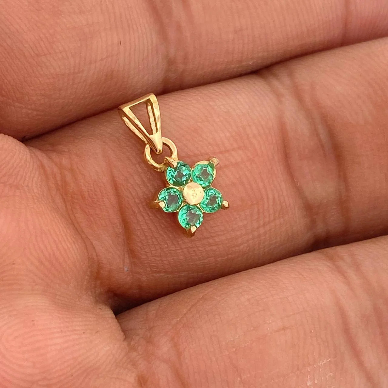 Pendant Flower 5 Petals Emeralds 0.15Pts 0.6 g / 1/2 in Yellow Gold 18K