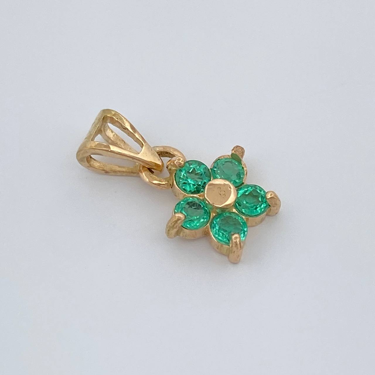 Dije Flor 5 Petalos Esmeraldas 30pts 0.85gr / 1/2 in / Oro Amarillo 18K %