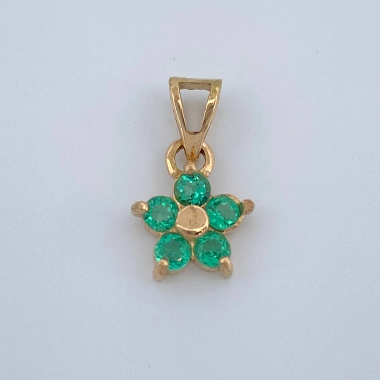 Dije Flor 5 Petalos Esmeraldas 30pts 0.85gr / 1/2 in / Oro Amarillo 18K %