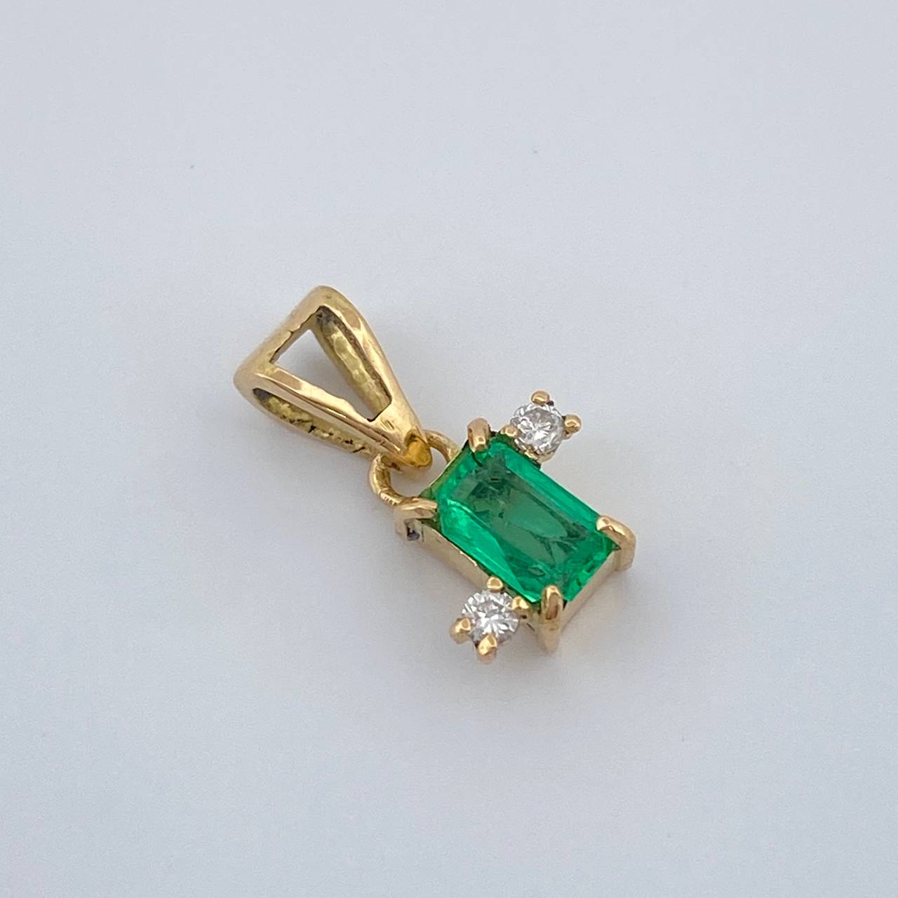 Dije Cuadrado Esmeralda Diamantes 0.65gr / 1/2 in / Oro Amarillo 18K %