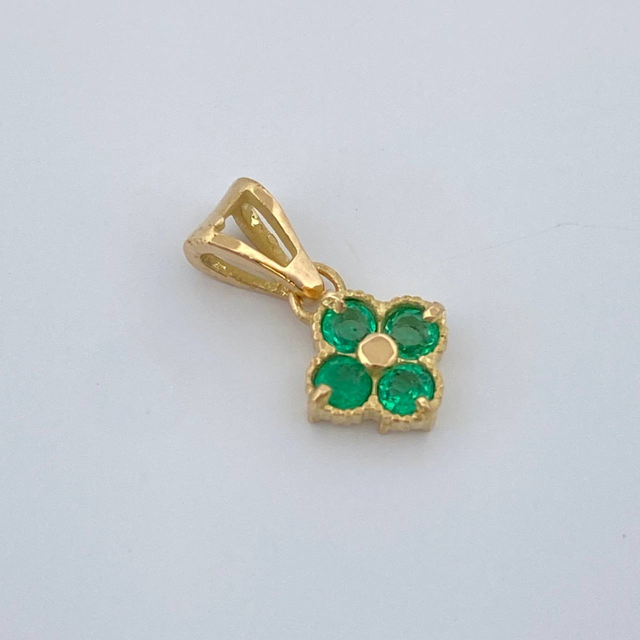 Dije Flor Esmeraldas 25 Pts 0.65gr / 1/2 in / Oro Amarillo 18K %