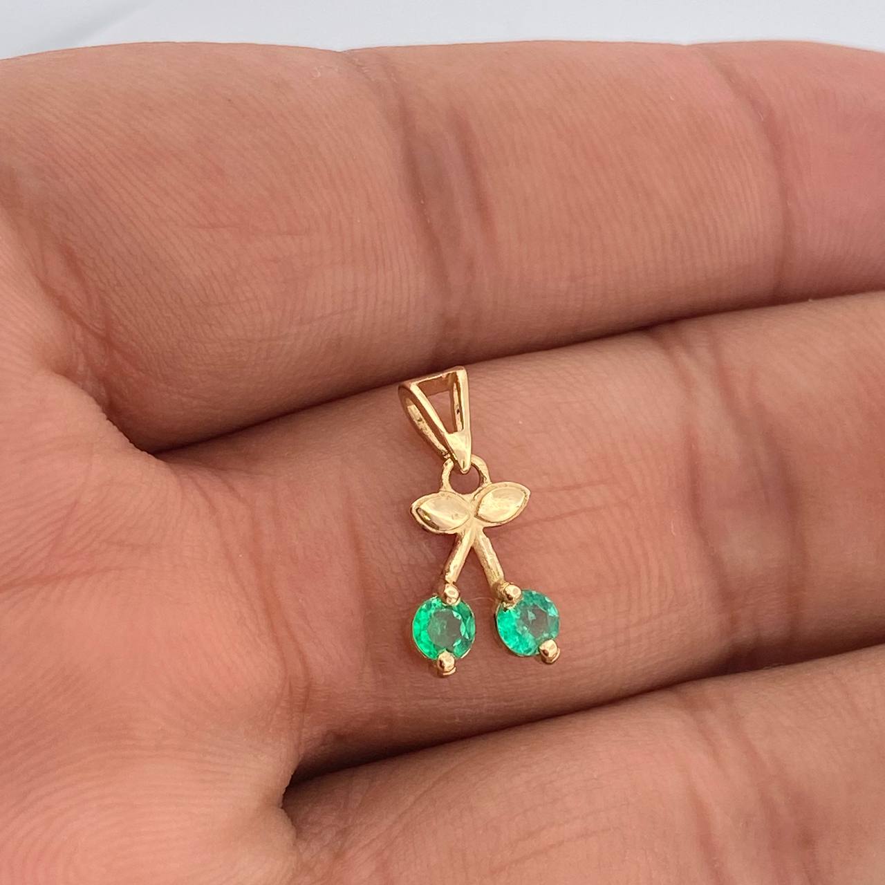 Dije Cereza Esmeraldas 45 Pts 0.9gr / 1/2 in / Oro Amarillo 18K %