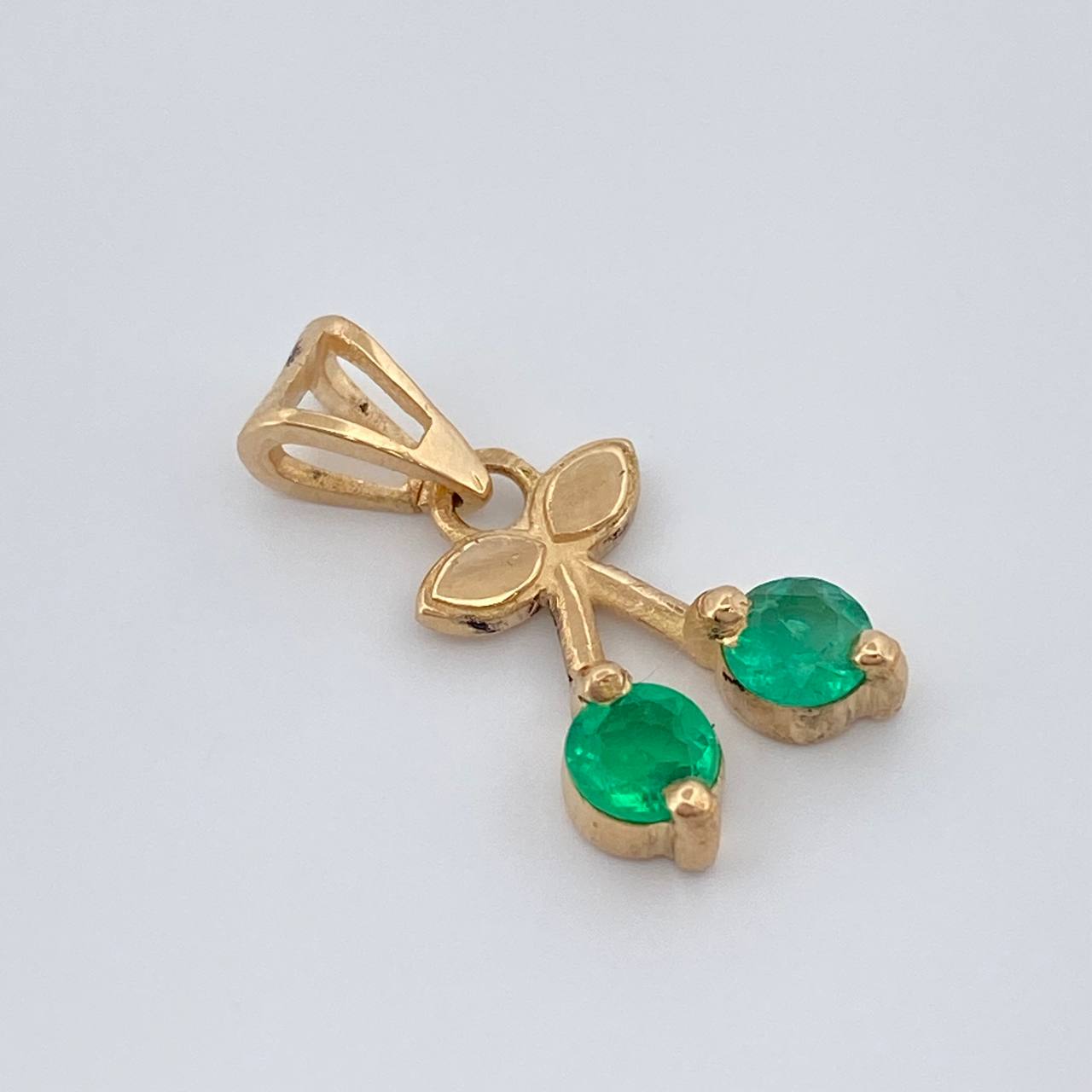 Dije Cereza Esmeraldas 45 Pts 0.9gr / 1/2 in / Oro Amarillo 18K %