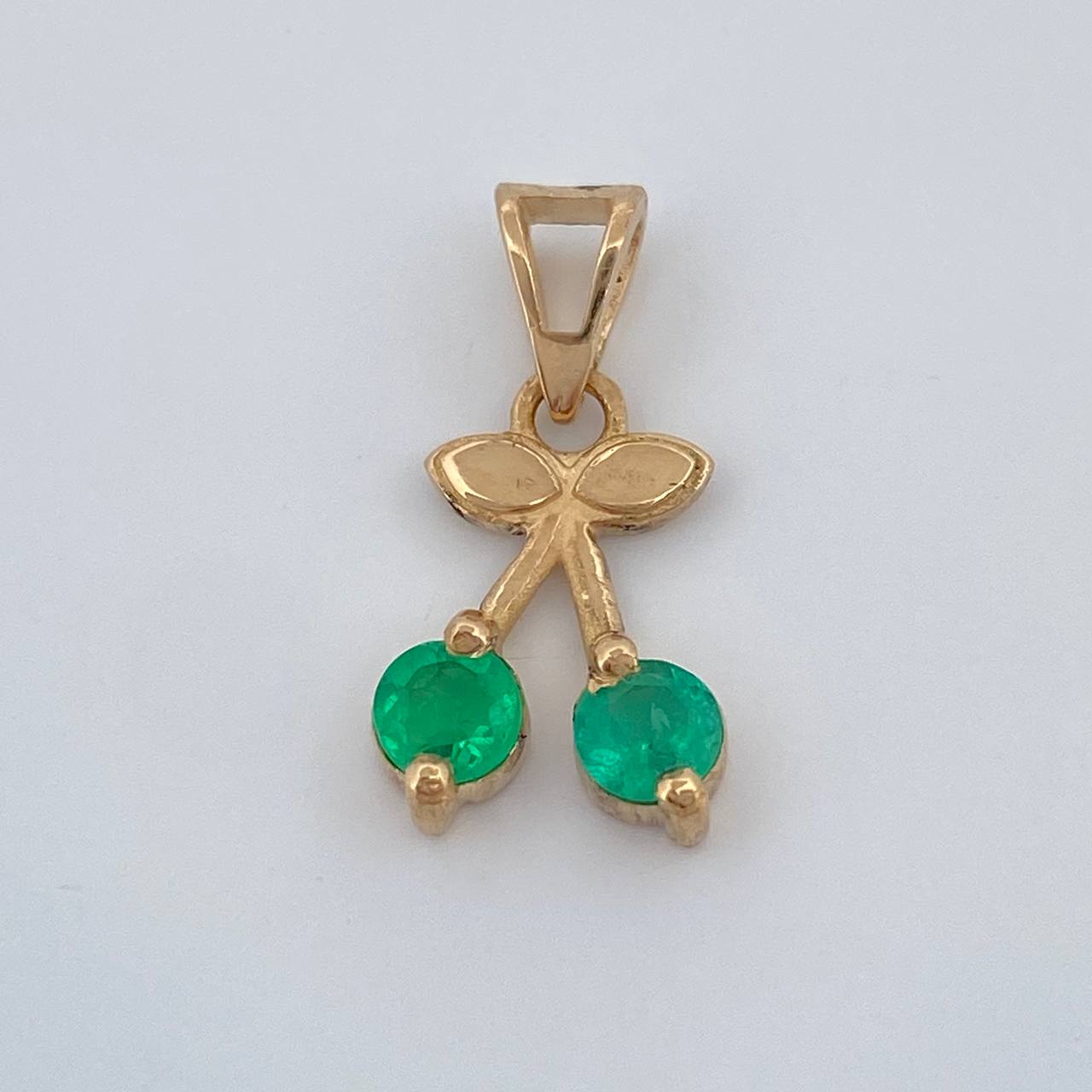 Dije Cereza Esmeraldas 45 Pts 0.9gr / 1/2 in / Oro Amarillo 18K %