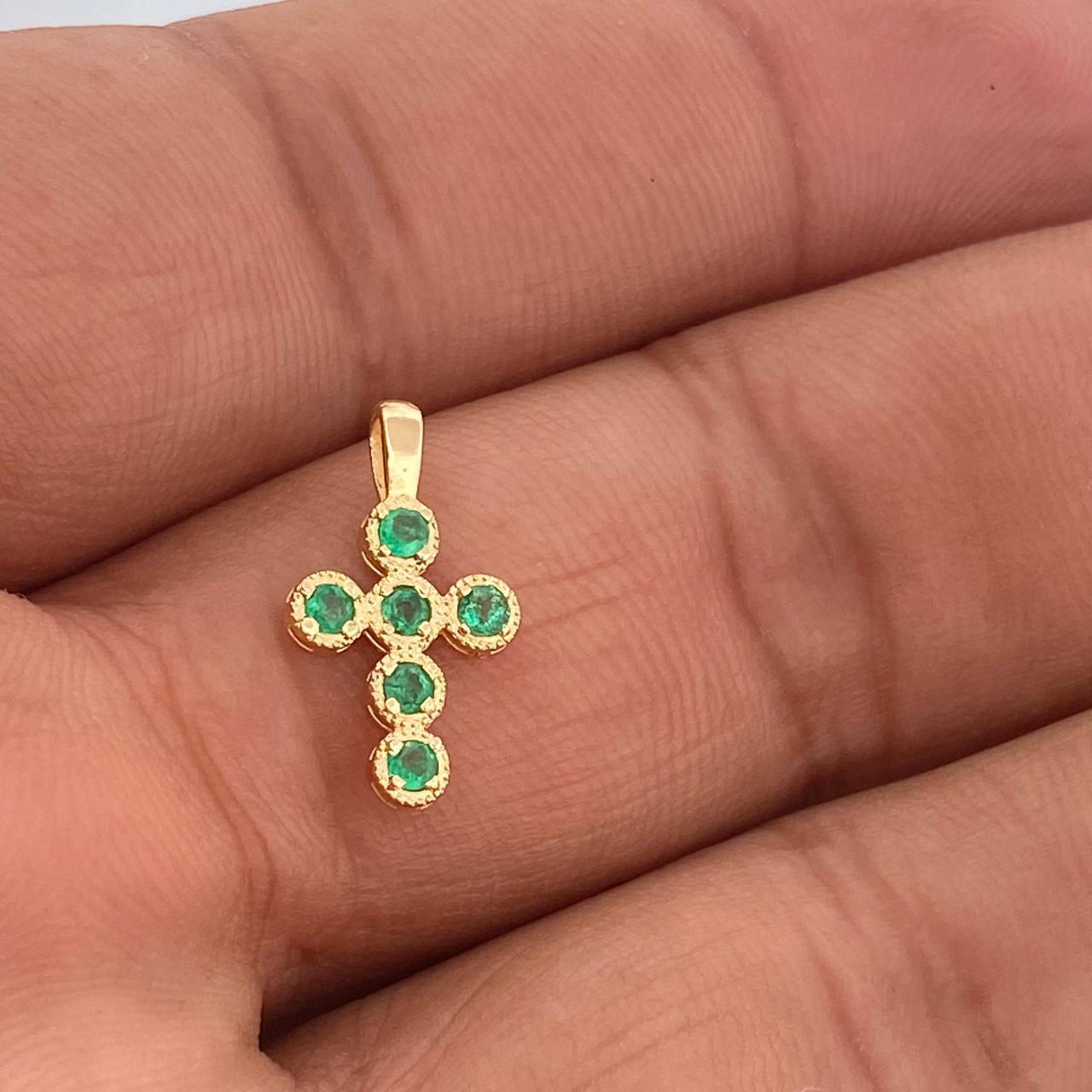 Dije Cruz Esferas Esmeraldas 0.6gr / 3/4 in / Oro Amarillo 18K %