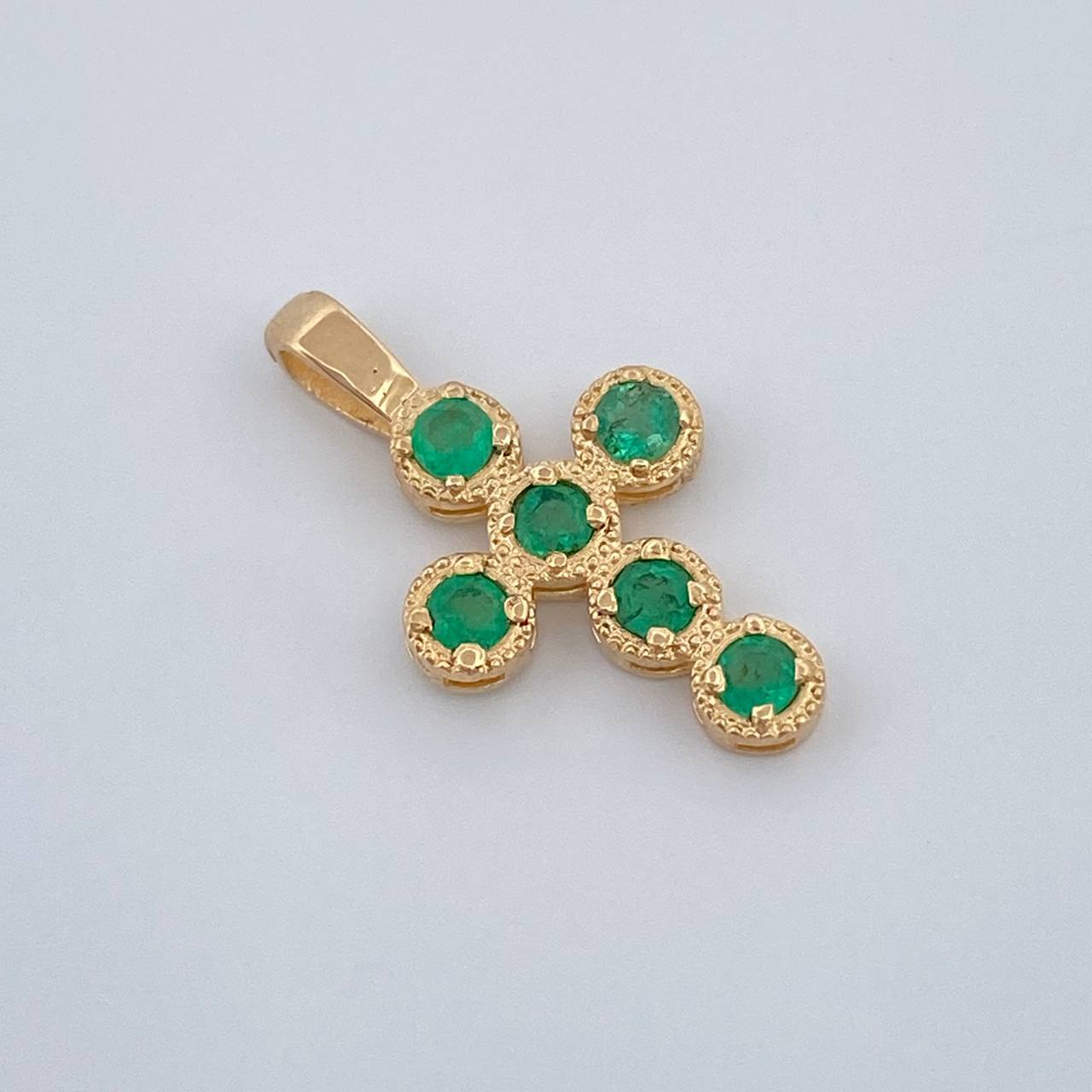 Dije Cruz Esferas Esmeraldas 0.6gr / 3/4 in / Oro Amarillo 18K %