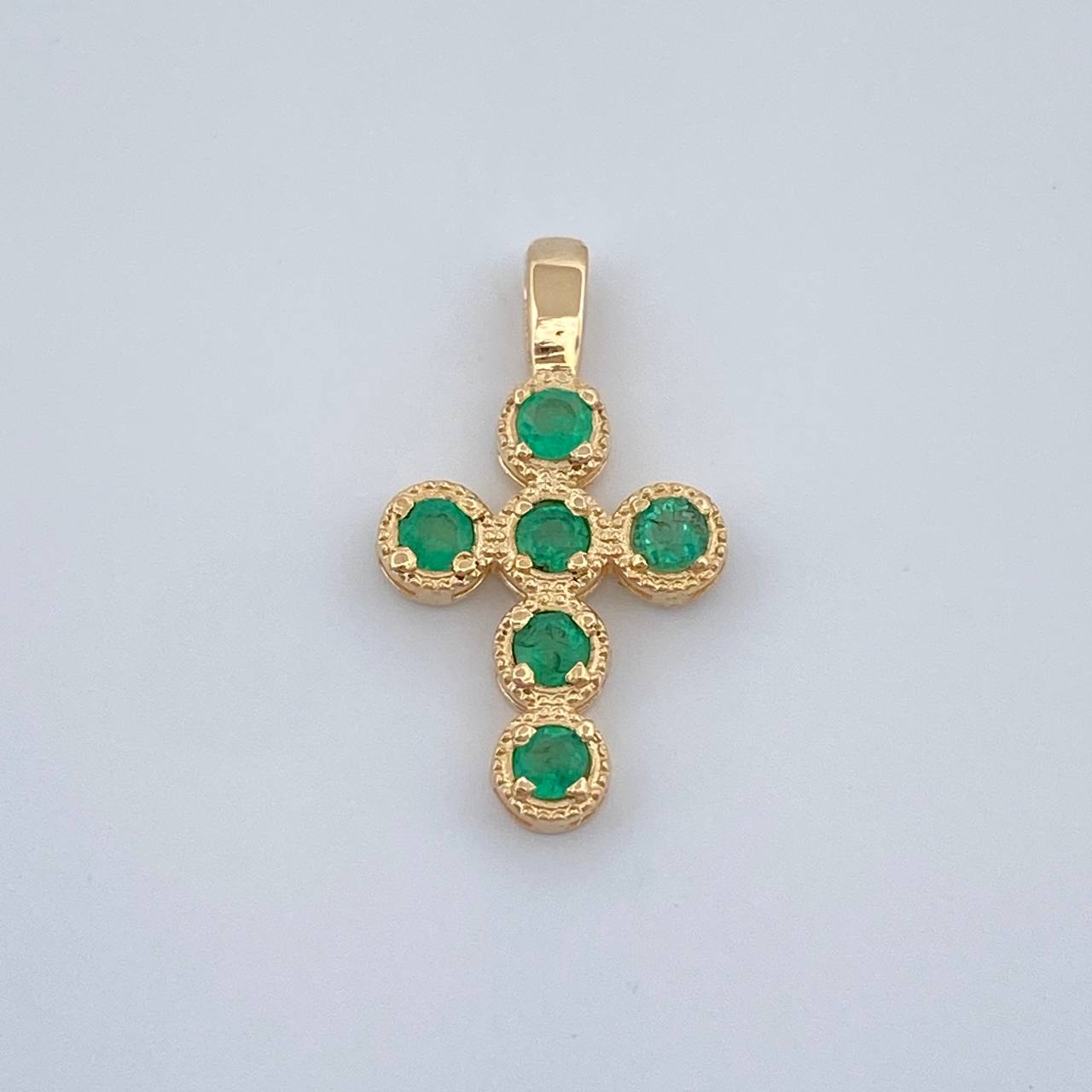 Dije Cruz Esferas Esmeraldas 0.6gr / 3/4 in / Oro Amarillo 18K %