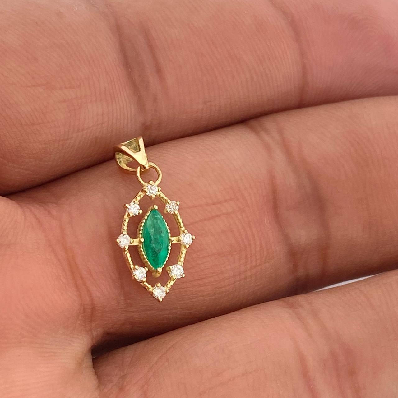 Dije Marquiz Esmeraldas 30 Pts 0.75gr / 3/4 in / Oro Amarillo 18K %