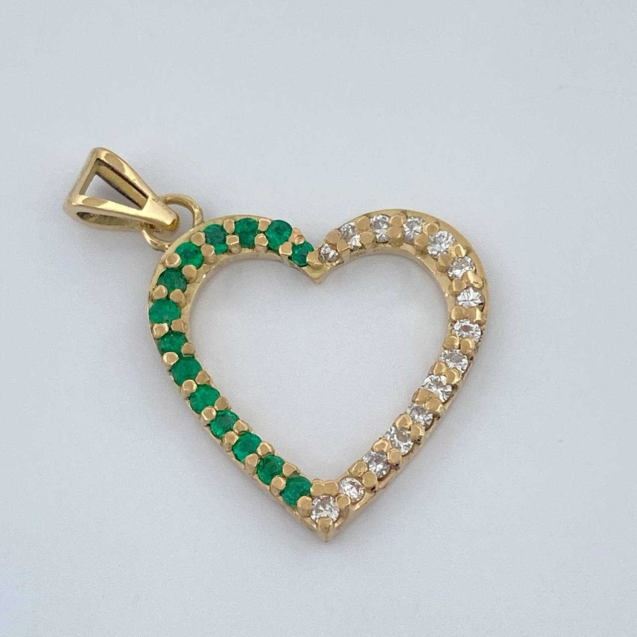 Dije Corazon Grande Esmeraldas 25Pts Diamantes 15Pts 1.9gr / 1 in / Oro Amarillo 18K %