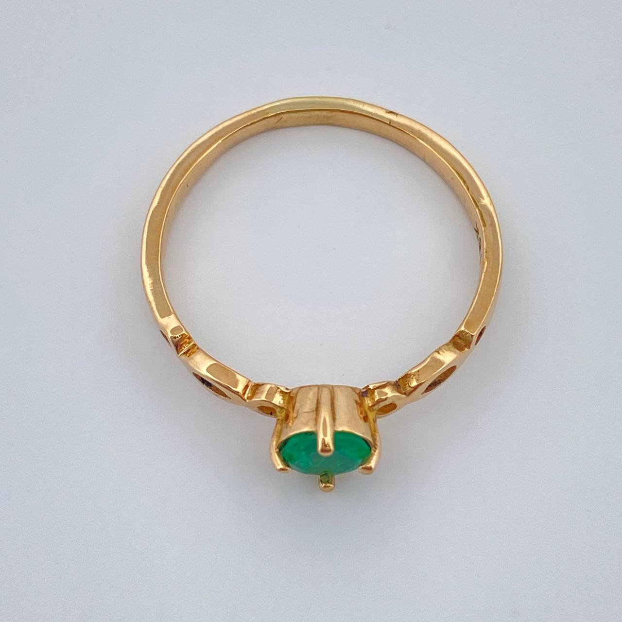 Anillo Solitario Redondo Lineas Cruzadas Esmeralda 2.05gr / T6 3/4 / Oro Amarillo 18K %