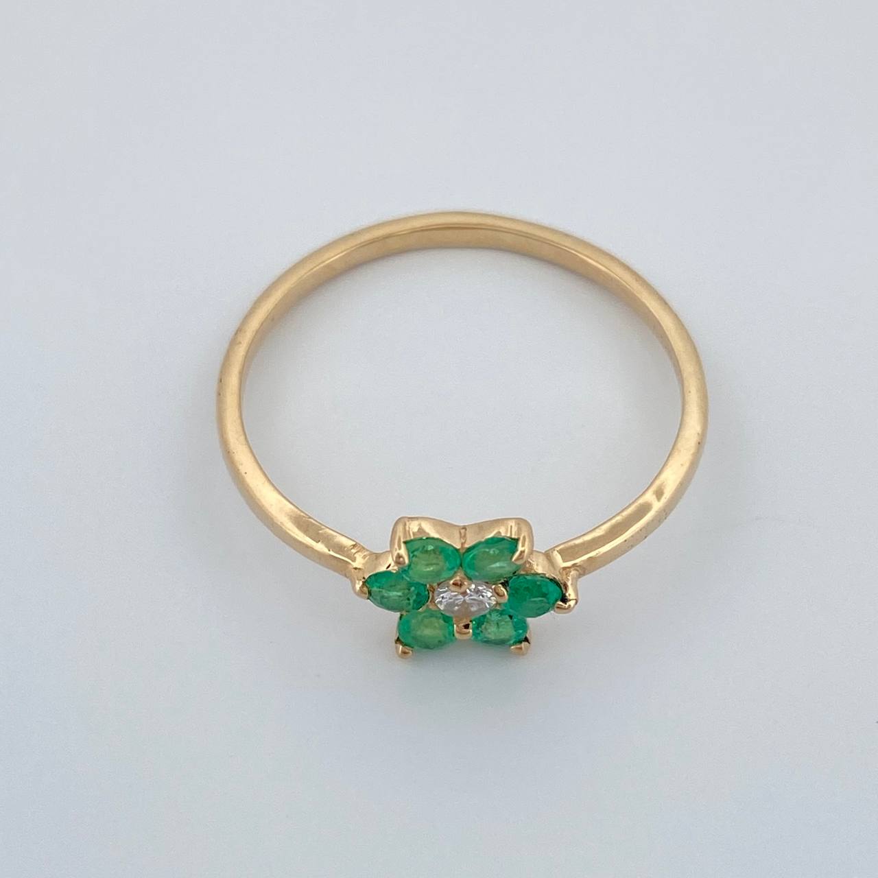 Anillo Flor Esmeraldas Diamante 1.55gr / T7 1/4 / Oro Amarillo 18K %